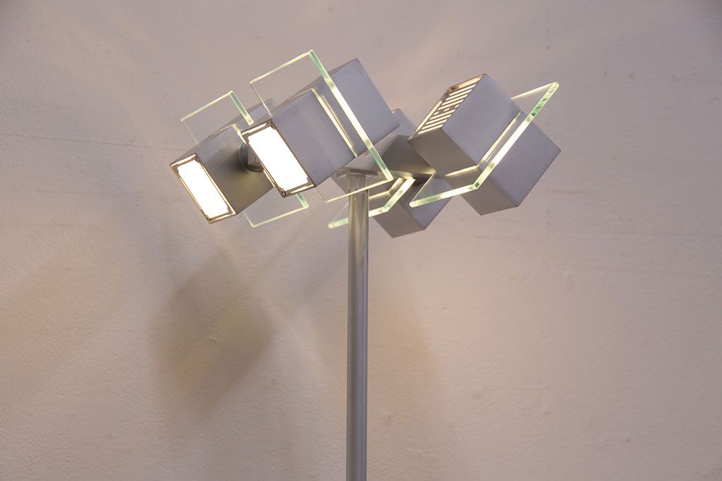 中古　IDC大塚家具　「メティ」　シャープなデザインが格好良いフロアスタンド(定価約11万円)(スタンド照明、スタンドライト)(R-050491)