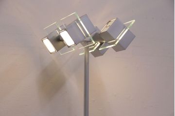 中古　IDC大塚家具　「メティ」　シャープなデザインが格好良いフロアスタンド(定価約11万円)(スタンド照明、スタンドライト)(R-050491)