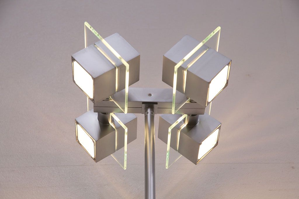 中古　IDC大塚家具　「メティ」　シャープなデザインが格好良いフロアスタンド(定価約11万円)(スタンド照明、スタンドライト)(R-050491)