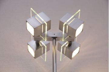 中古　IDC大塚家具　「メティ」　シャープなデザインが格好良いフロアスタンド(定価約11万円)(スタンド照明、スタンドライト)(R-050491)