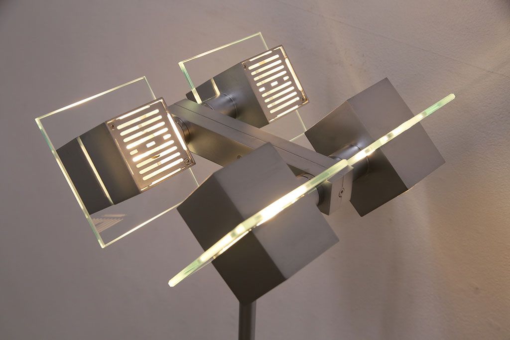 中古　IDC大塚家具　「メティ」　シャープなデザインが格好良いフロアスタンド(定価約11万円)(スタンド照明、スタンドライト)(R-050491)