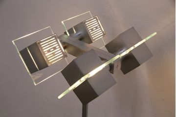 中古　IDC大塚家具　「メティ」　シャープなデザインが格好良いフロアスタンド(定価約11万円)(スタンド照明、スタンドライト)(R-050491)