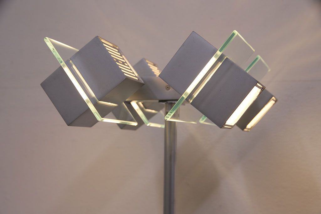 中古　IDC大塚家具　「メティ」　シャープなデザインが格好良いフロアスタンド(定価約11万円)(スタンド照明、スタンドライト)(R-050491)