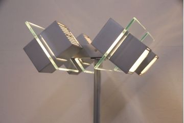 中古　IDC大塚家具　「メティ」　シャープなデザインが格好良いフロアスタンド(定価約11万円)(スタンド照明、スタンドライト)(R-050491)