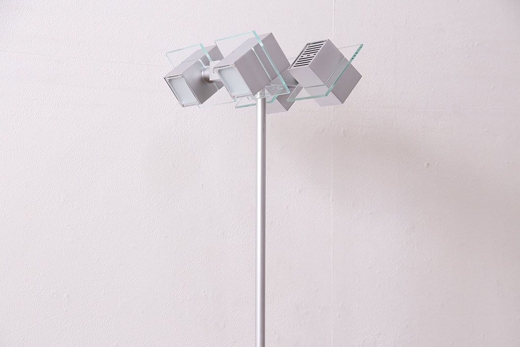 中古　IDC大塚家具　「メティ」　シャープなデザインが格好良いフロアスタンド(定価約11万円)(スタンド照明、スタンドライト)(R-050491)