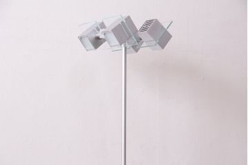 中古　IDC大塚家具　「メティ」　シャープなデザインが格好良いフロアスタンド(定価約11万円)(スタンド照明、スタンドライト)(R-050491)