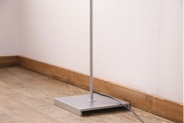 中古　IDC大塚家具　「メティ」　シャープなデザインが格好良いフロアスタンド(定価約11万円)(スタンド照明、スタンドライト)(R-050491)