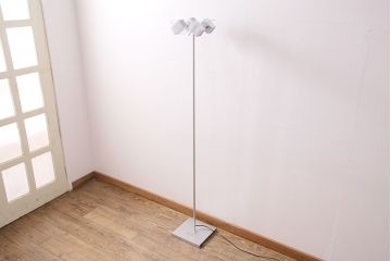 中古　IDC大塚家具　「メティ」　シャープなデザインが格好良いフロアスタンド(定価約11万円)(スタンド照明、スタンドライト)(R-050491)