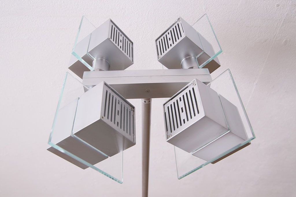 中古　IDC大塚家具　「メティ」　シャープなデザインが格好良いフロアスタンド(定価約11万円)(スタンド照明、スタンドライト)(R-050491)