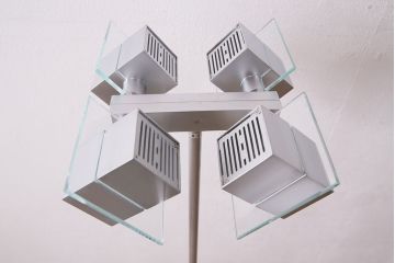 中古　IDC大塚家具　「メティ」　シャープなデザインが格好良いフロアスタンド(定価約11万円)(スタンド照明、スタンドライト)(R-050491)