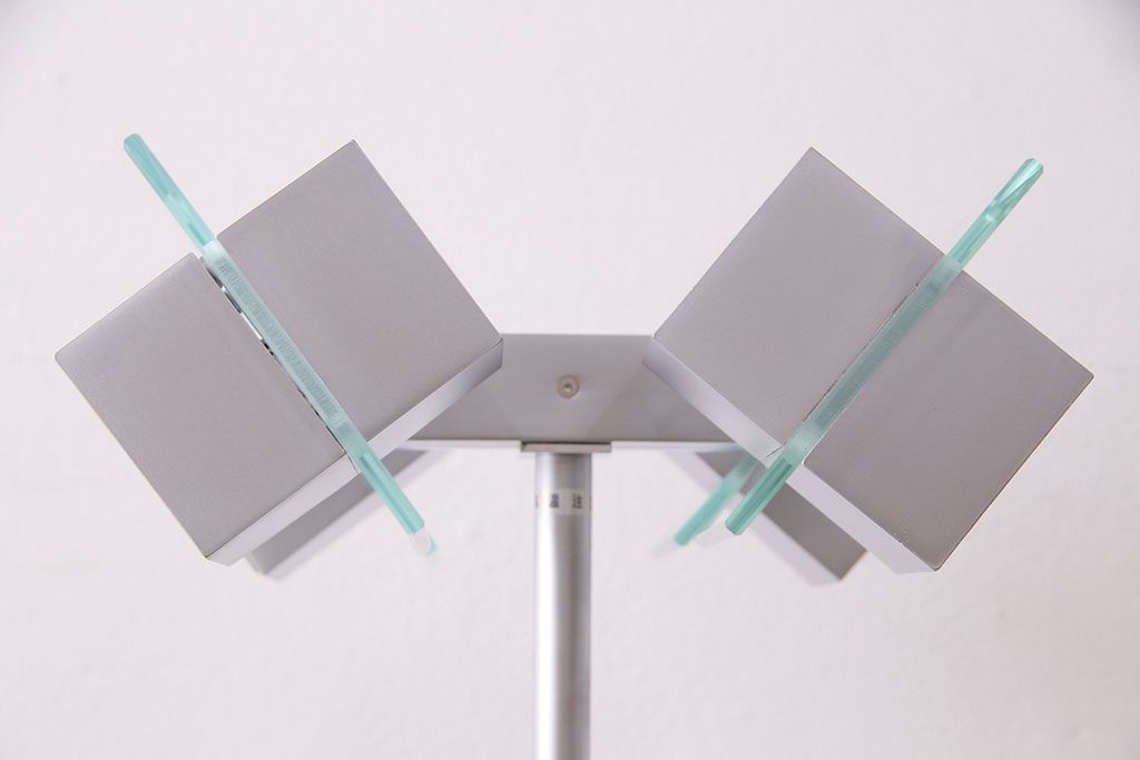 中古　IDC大塚家具　「メティ」　シャープなデザインが格好良いフロアスタンド(定価約11万円)(スタンド照明、スタンドライト)(R-050491)