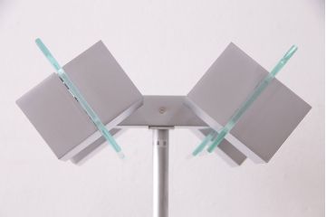 中古　IDC大塚家具　「メティ」　シャープなデザインが格好良いフロアスタンド(定価約11万円)(スタンド照明、スタンドライト)(R-050491)