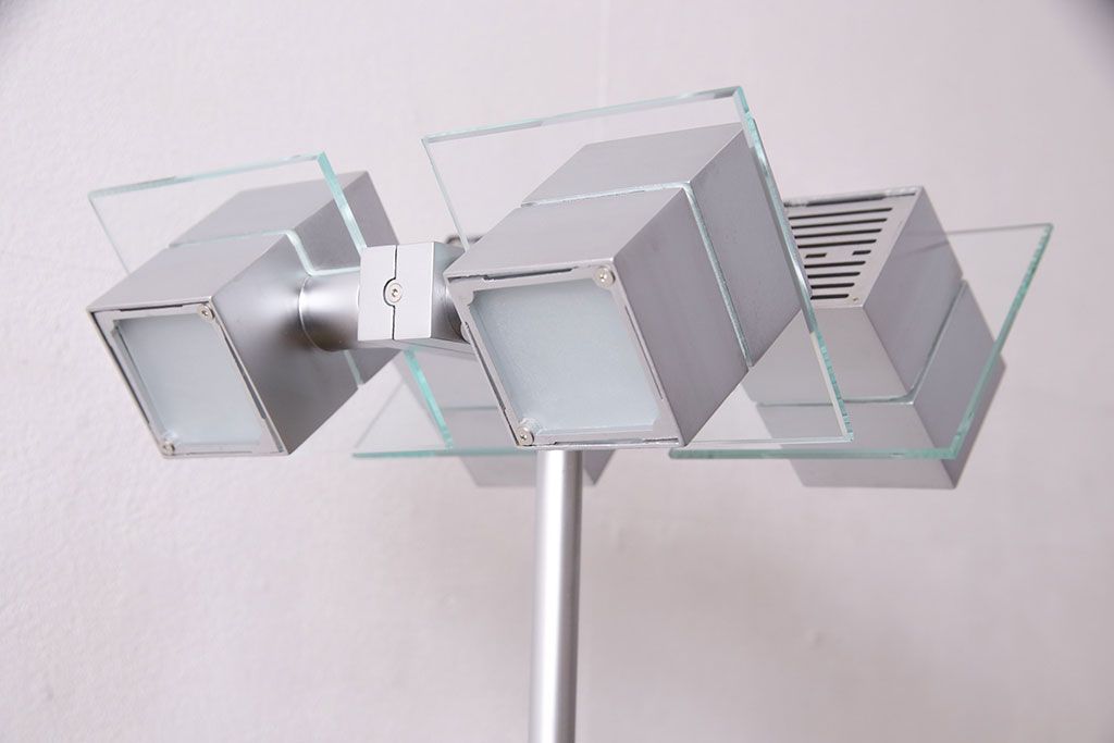 中古　IDC大塚家具　「メティ」　シャープなデザインが格好良いフロアスタンド(定価約11万円)(スタンド照明、スタンドライト)(R-050491)