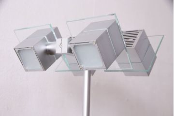 中古　IDC大塚家具　「メティ」　シャープなデザインが格好良いフロアスタンド(定価約11万円)(スタンド照明、スタンドライト)(R-050491)