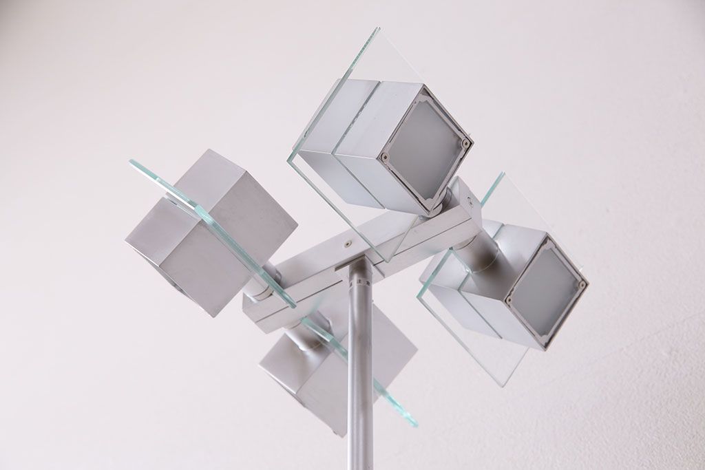 中古　IDC大塚家具　「メティ」　シャープなデザインが格好良いフロアスタンド(定価約11万円)(スタンド照明、スタンドライト)(R-050491)