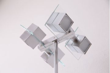 中古　IDC大塚家具　「メティ」　シャープなデザインが格好良いフロアスタンド(定価約11万円)(スタンド照明、スタンドライト)(R-050491)