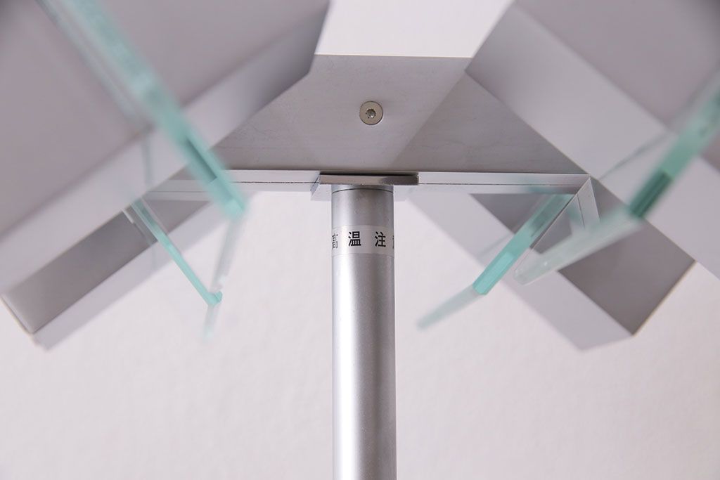 中古　IDC大塚家具　「メティ」　シャープなデザインが格好良いフロアスタンド(定価約11万円)(スタンド照明、スタンドライト)(R-050491)