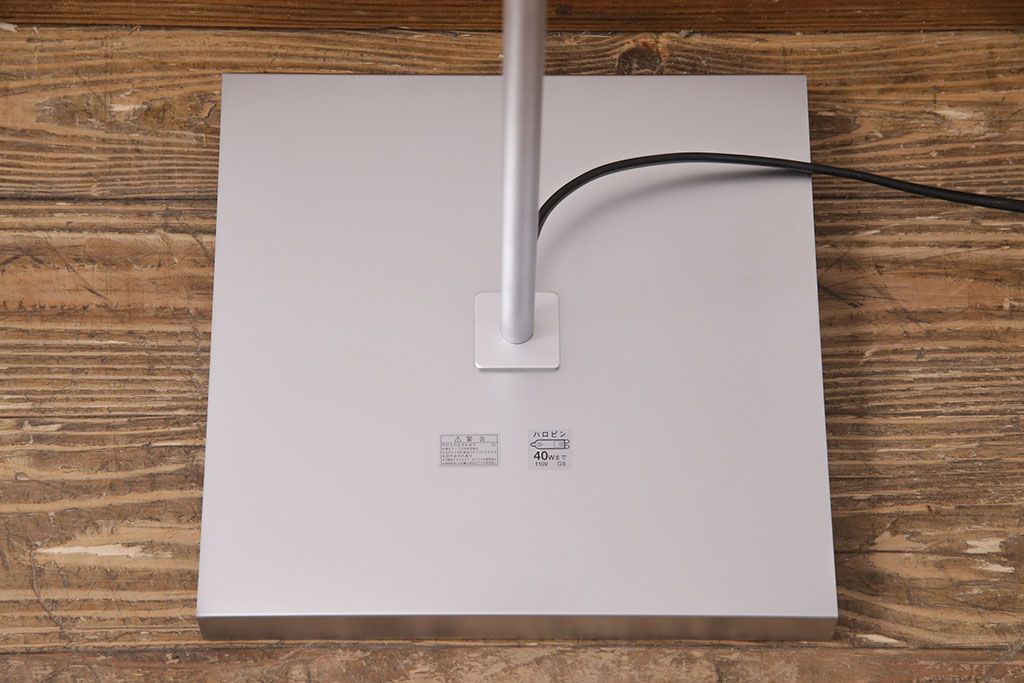 中古　IDC大塚家具　「メティ」　シャープなデザインが格好良いフロアスタンド(定価約11万円)(スタンド照明、スタンドライト)(R-050491)