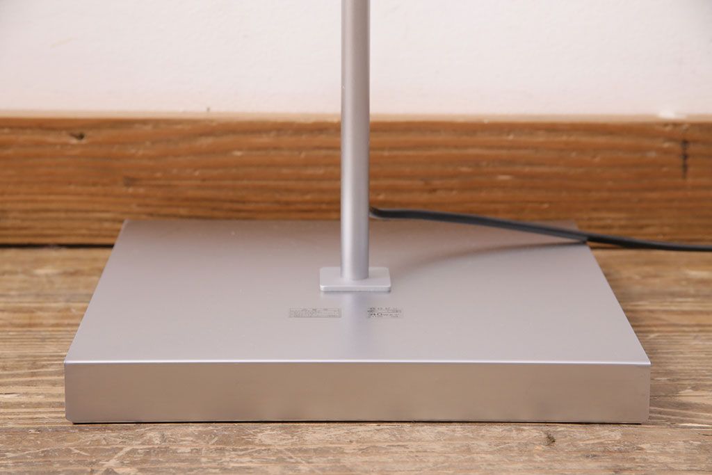 中古　IDC大塚家具　「メティ」　シャープなデザインが格好良いフロアスタンド(定価約11万円)(スタンド照明、スタンドライト)(R-050491)