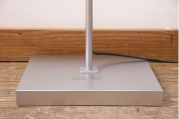 中古　IDC大塚家具　「メティ」　シャープなデザインが格好良いフロアスタンド(定価約11万円)(スタンド照明、スタンドライト)(R-050491)
