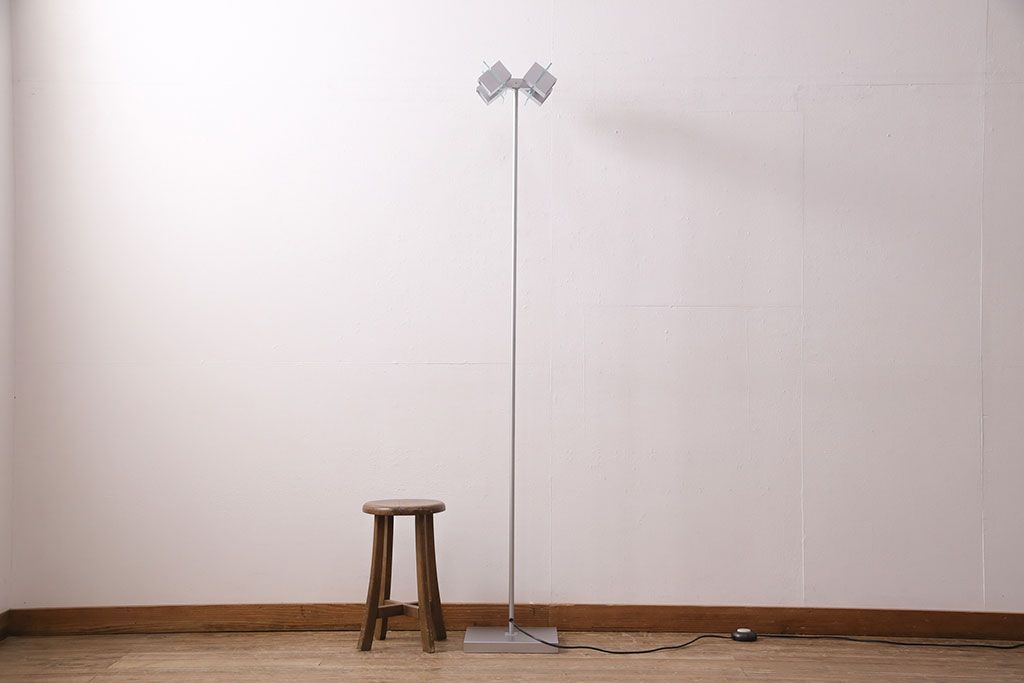 中古　IDC大塚家具　「メティ」　シャープなデザインが格好良いフロアスタンド(定価約11万円)(スタンド照明、スタンドライト)(R-050491)