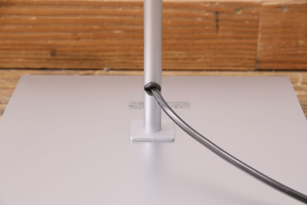 中古　IDC大塚家具　「メティ」　シャープなデザインが格好良いフロアスタンド(定価約11万円)(スタンド照明、スタンドライト)(R-050491)