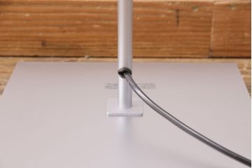 中古　IDC大塚家具　「メティ」　シャープなデザインが格好良いフロアスタンド(定価約11万円)(スタンド照明、スタンドライト)(R-050491)