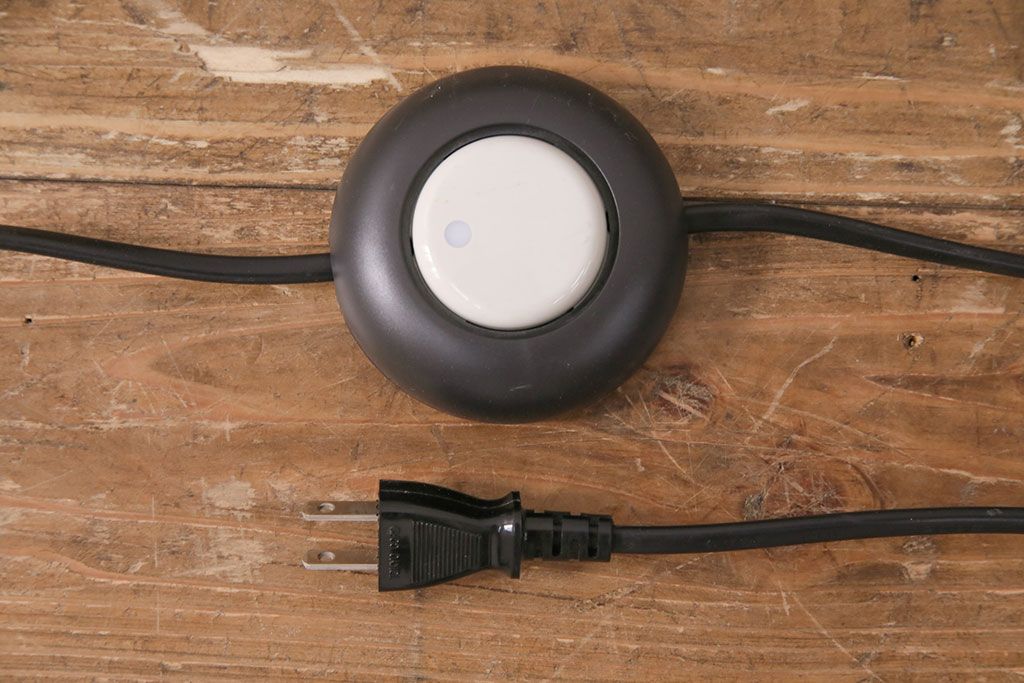 中古　IDC大塚家具　「メティ」　シャープなデザインが格好良いフロアスタンド(定価約11万円)(スタンド照明、スタンドライト)(R-050491)