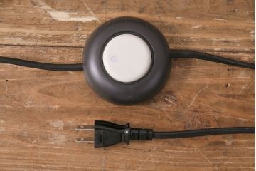 中古　IDC大塚家具　「メティ」　シャープなデザインが格好良いフロアスタンド(定価約11万円)(スタンド照明、スタンドライト)(R-050491)