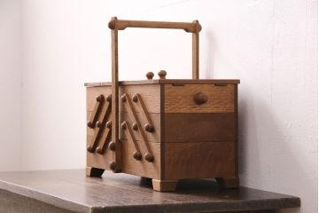 アンティーク雑貨　松本民芸家具　絶版品!希少!ほっこりとする木の味わいが魅力の脚付きソーイングボックス(針箱、裁縫箱)(R-050492)
