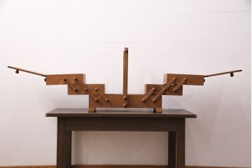 アンティーク雑貨　松本民芸家具　絶版品!希少!ほっこりとする木の味わいが魅力の脚付きソーイングボックス(針箱、裁縫箱)(R-050492)