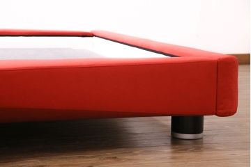 中古　展示美品　希少　RUF(ルフ)　レッドカラーが空間のアクセントになるベッドフレーム(キングサイズ)(定価約47万円)(R-050493)