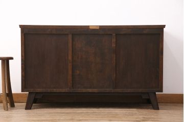 中古　松本民芸家具　直線的なデザインがモダンなA型サイドボード(ローボード、収納棚、戸棚)(定価約35万円)(R-050496)