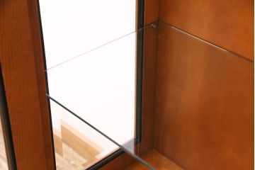 中古　展示品　極美品　スペイン輸入家具　NOVE CENTO(ノヴェ チェント)　クラシカルな雰囲気を高めるキャビネット(キュリオケース、陳列棚、飾り棚、ガラスケース、コレクションケース)(R-050505)