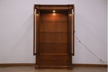 中古　展示品　極美品　スペイン輸入家具　NOVE CENTO(ノヴェ チェント)　クラシカルな雰囲気を高めるキャビネット(キュリオケース、陳列棚、飾り棚、ガラスケース、コレクションケース)(R-050505)