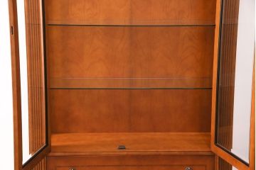 中古　展示品　極美品　スペイン輸入家具　NOVE CENTO(ノヴェ チェント)　クラシカルな雰囲気を高めるキャビネット(キュリオケース、陳列棚、飾り棚、ガラスケース、コレクションケース)(R-050505)