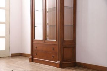 中古　展示品　極美品　スペイン輸入家具　NOVE CENTO(ノヴェ チェント)　クラシカルな雰囲気を高めるキャビネット(キュリオケース、陳列棚、飾り棚、ガラスケース、コレクションケース)(R-050505)