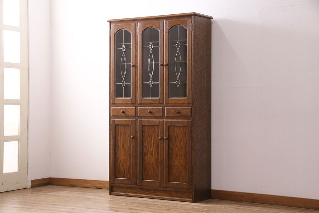 中古　美品　三越　Brugge(ブルージュ)　ステンドグラスの扉がクラシカルな雰囲気を高めるキャビネット(食器棚、カップボード、収納棚、飾り棚)(R-050506)