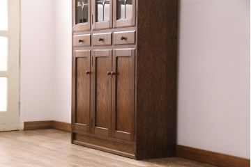 中古　美品　三越　Brugge(ブルージュ)　ステンドグラスの扉がクラシカルな雰囲気を高めるキャビネット(食器棚、カップボード、収納棚、飾り棚)(R-050506)