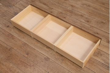 中古　美品　三越　Brugge(ブルージュ)　ステンドグラスの扉がクラシカルな雰囲気を高めるキャビネット(食器棚、カップボード、収納棚、飾り棚)(R-050506)