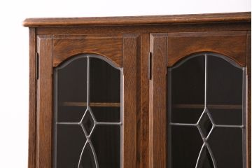 中古　美品　三越　Brugge(ブルージュ)　ステンドグラスの扉がクラシカルな雰囲気を高めるキャビネット(食器棚、カップボード、収納棚、飾り棚)(R-050506)