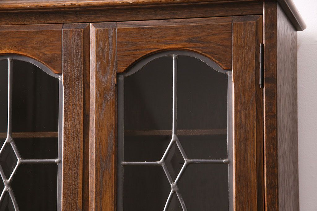 中古　美品　三越　Brugge(ブルージュ)　ステンドグラスの扉がクラシカルな雰囲気を高めるキャビネット(食器棚、カップボード、収納棚、飾り棚)(R-050506)