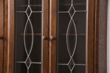 中古　美品　三越　Brugge(ブルージュ)　ステンドグラスの扉がクラシカルな雰囲気を高めるキャビネット(食器棚、カップボード、収納棚、飾り棚)(R-050506)