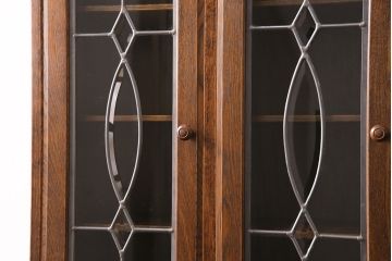 中古　美品　三越　Brugge(ブルージュ)　ステンドグラスの扉がクラシカルな雰囲気を高めるキャビネット(食器棚、カップボード、収納棚、飾り棚)(R-050506)