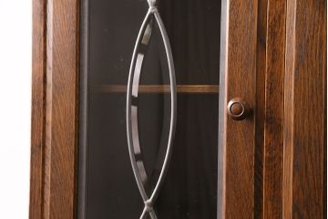 中古　美品　三越　Brugge(ブルージュ)　ステンドグラスの扉がクラシカルな雰囲気を高めるキャビネット(食器棚、カップボード、収納棚、飾り棚)(R-050506)