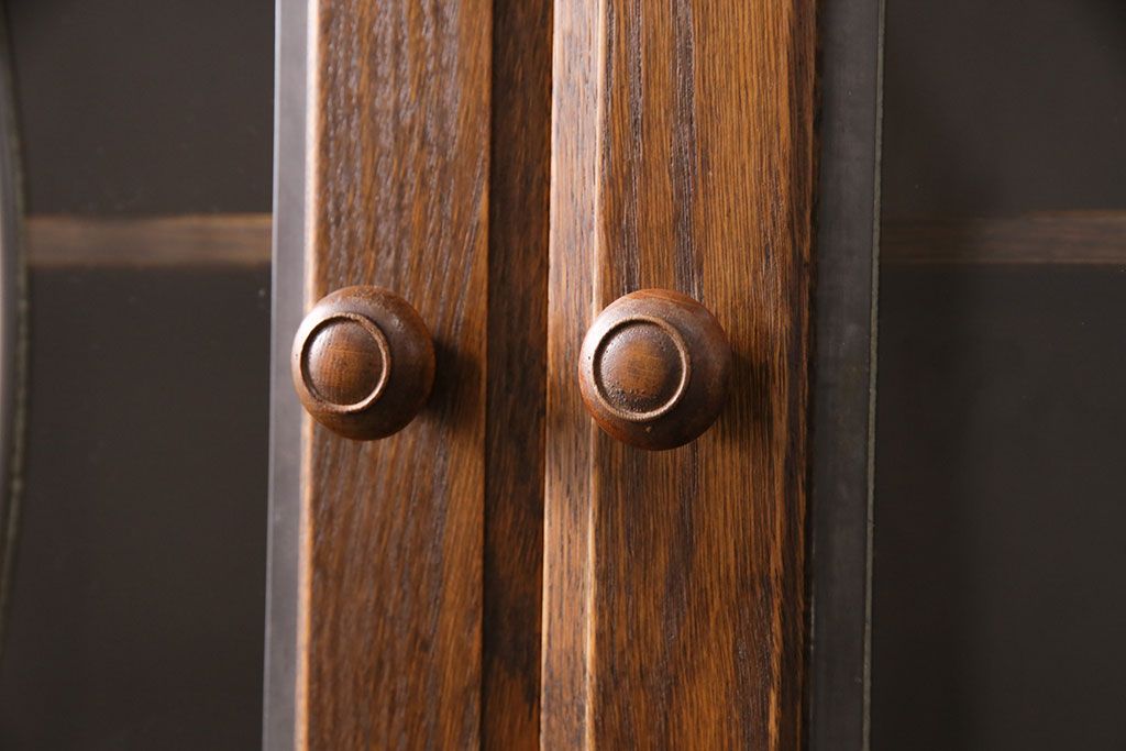 中古　美品　三越　Brugge(ブルージュ)　ステンドグラスの扉がクラシカルな雰囲気を高めるキャビネット(食器棚、カップボード、収納棚、飾り棚)(R-050506)