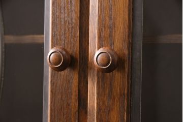 中古　美品　三越　Brugge(ブルージュ)　ステンドグラスの扉がクラシカルな雰囲気を高めるキャビネット(食器棚、カップボード、収納棚、飾り棚)(R-050506)