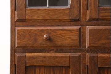 中古　美品　三越　Brugge(ブルージュ)　ステンドグラスの扉がクラシカルな雰囲気を高めるキャビネット(食器棚、カップボード、収納棚、飾り棚)(R-050506)