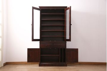 中古　美品　国産民芸家具　落ち着きのある空間づくりにおすすめの二段重ねキャビネット(食器棚、収納棚、飾り棚、書棚、本箱)(R-050507)