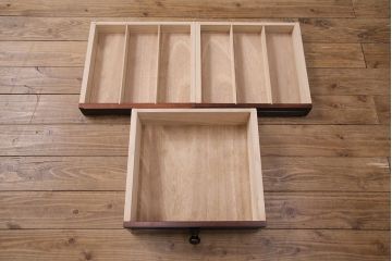 中古　美品　国産民芸家具　落ち着きのある空間づくりにおすすめの二段重ねキャビネット(食器棚、収納棚、飾り棚、書棚、本箱)(R-050507)